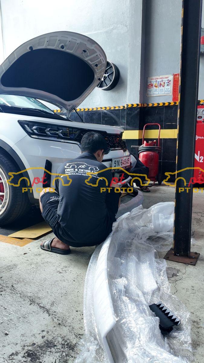 Kỹ thuật viên Ptoto đang thay cản trước Sorento (cản mới chuẩn hãng)